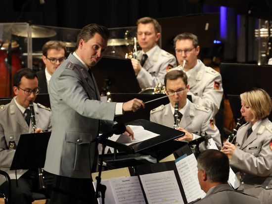 „Wir helfen“: Benefizkonzert des Herresmusikkorps Ulm in der Badnerlandhalle.