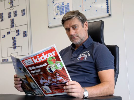Pflichtlektüre: Der Montagmorgen beginnt für KSC-Sportdirektor Oliver Kreuzer meistens mit einem Blick in das Fußballfachmagazin „Kicker“.