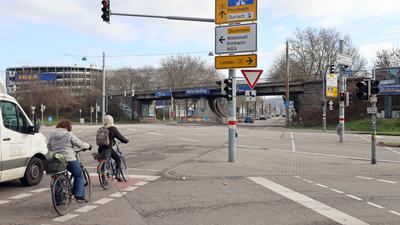 Am 10. Januar 2023 warten an der Kreuzung von Durlacher Allee und Ostring Autos und Radfahrer nebeneinander auf Grün. 