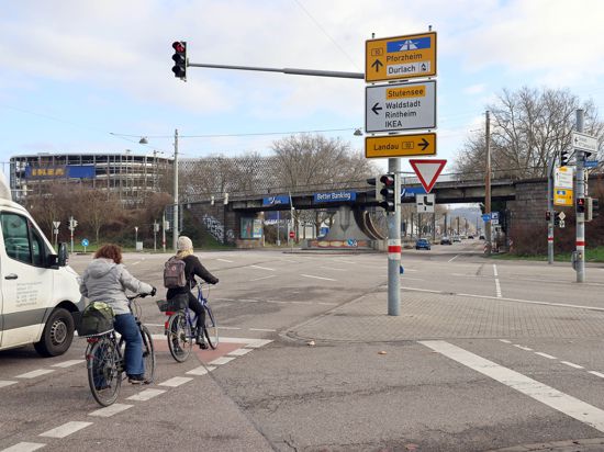 Am 10. Januar 2023 warten an der Kreuzung von Durlacher Allee und Ostring Autos und Radfahrer nebeneinander auf Grün. 
