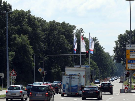 Neue Verkehrsführung: An der Kreuzung von Willy-Brandt-Allee und Adenauerring können Autofahrer nun auf zwei parallelen Spuren links in Richtung Stadion abbiegen. Das erfordert Gewöhnung.