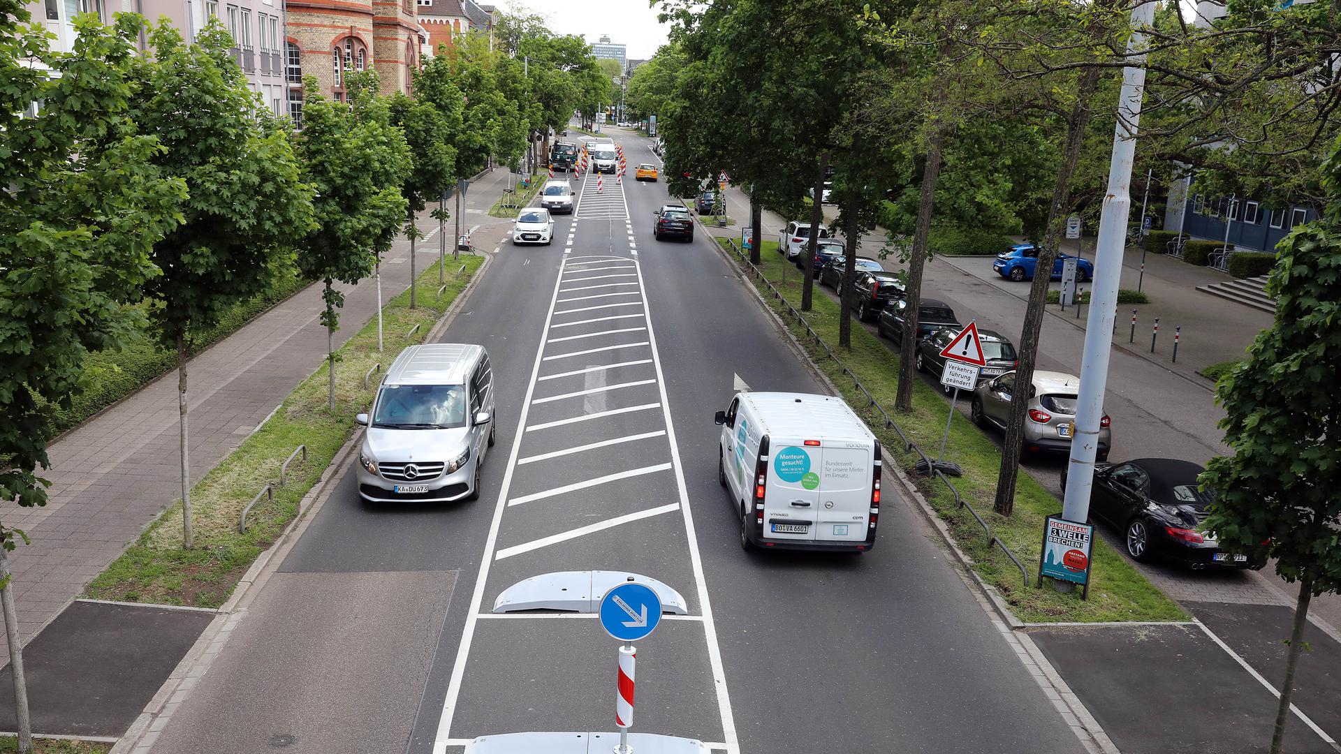 Neue Verkehrsführung: In der Kriegsstraße westlich der Kreuzung mit der Reinhold-Frank-Straße steht nur noch ein Fahrstreifen je Fahrtrichtung zur Verfügung.