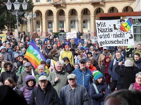 © Demo auf den Friedrichsplatz. Plakat: „Mit Nazis wird nicht gekuschelt“.