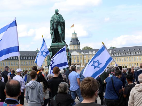 Kundebung auf dem Schlossplatz der Karlsruher Kirchen gegen Antisemitismus