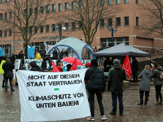 Eine solidarische Stadt für alle fordern die Demonstranten, die sich am Samstag bei widrigen Wetterverhältnissen auf dem Kronenplatz versammelt haben.
