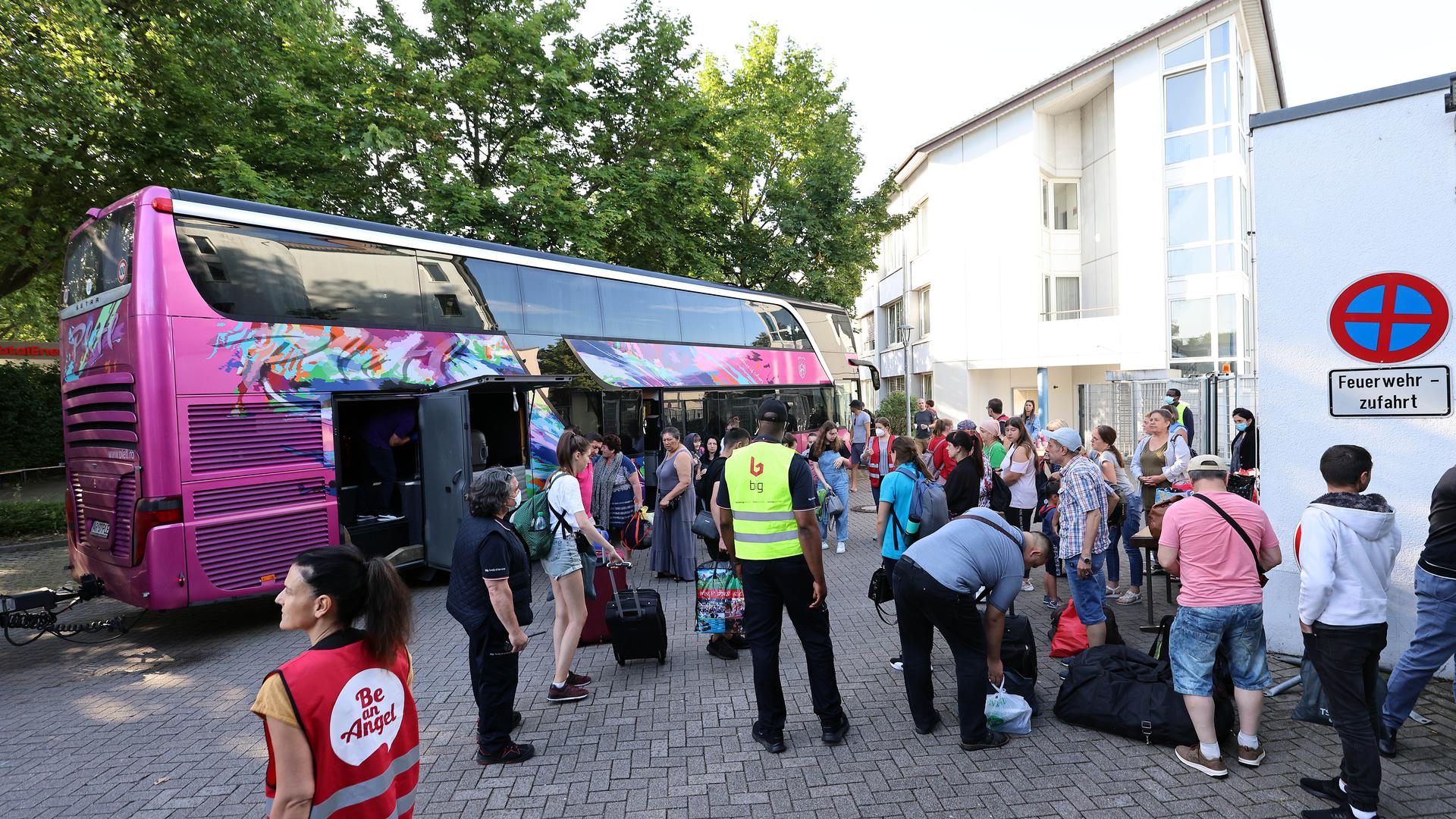 Ankunft an der Landeserstaufnahmestelle: Rund 45 Menschen sind in dem 100. Bus des Vereins vor dem Krieg in der Ukraine nach Karlsruhe geflohen. 