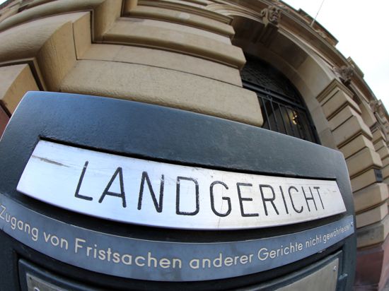Hauptverhandlung: Vor dem Karlsruher Landgericht muss sich ein Senior wegen des Vorwurfs des schwere sexuellen Missbrauchs verantworten. 