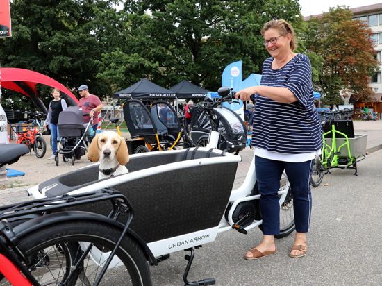 Hundchen und Frauchen fühlen sich mit dem Lastenrad wohl: Patsy und ihre Besitzerin Heike Mende testen bei der „Cargobike Roadshow“ in Karlsruhe verschiedene Modelle.
