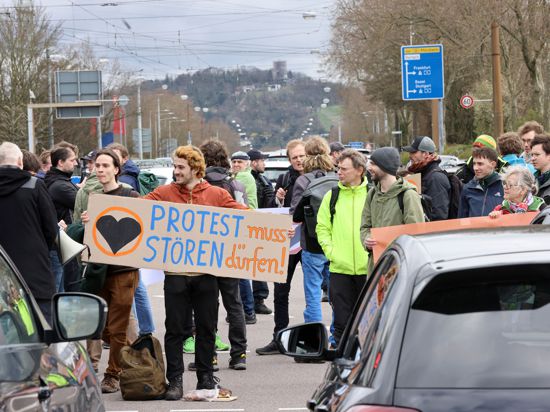 Aktiivsten der "Letzten Generation" protestieren in Karlsruhe bei Ikea