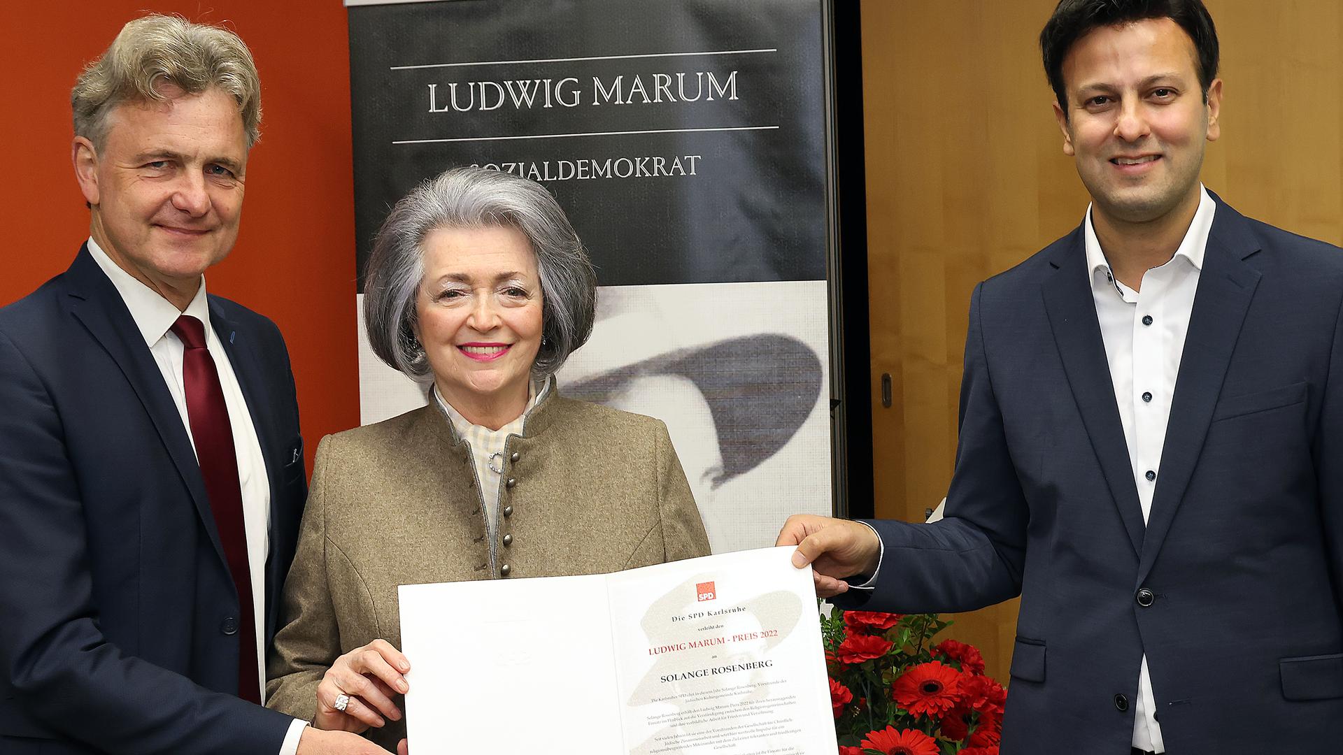 Glückliche Preisträgerin: Solange Rosenberg umrahmt von OB Frank Mentrup (links) und dem SPD-Bundestagsabgeordneten Parsa Marvi.