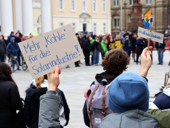 Am Samstag versammelten sich viele Menschen auf dem Karlsruher Marktplatz. Sie demonstrierten gegen den Abriss von Lützerath.