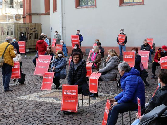 Mahnwache: Geschäftsleute aus der Durlacher Innenstadt weisen vor dem dortigen Rathaus auf ihre teils existenzbedrohende Lage durch den Lockdown hin.