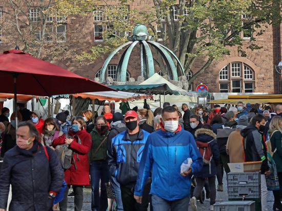 Vorsicht: Auf den am Samstag stark frequentierten Märkten wie hier am Gutenbergplatz geht nichts ohne Maske. Händler und Kunden nehmen die Lage ernst.