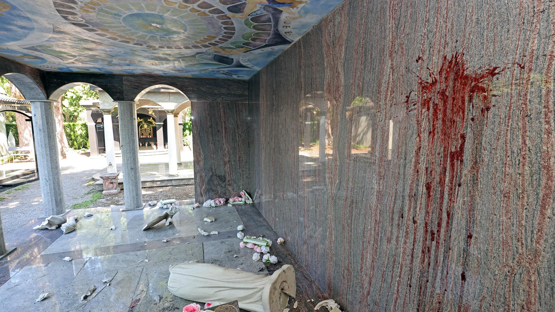 Neuer Anschlag: Mit Marmelade haben Unbekannte ein Mausoleum auf dem Karlsruher Hauptfriedhof geschändet. Unlängst hatte es dort bereits erhebliche Schäden gegeben.