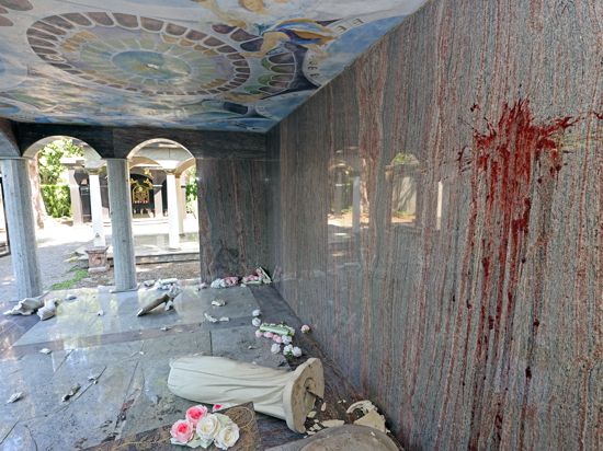 Neuer Anschlag: Mit Marmelade haben Unbekannte ein Mausoleum auf dem Karlsruher Hauptfriedhof geschändet. Unlängst hatte es dort bereits erhebliche Schäden gegeben.