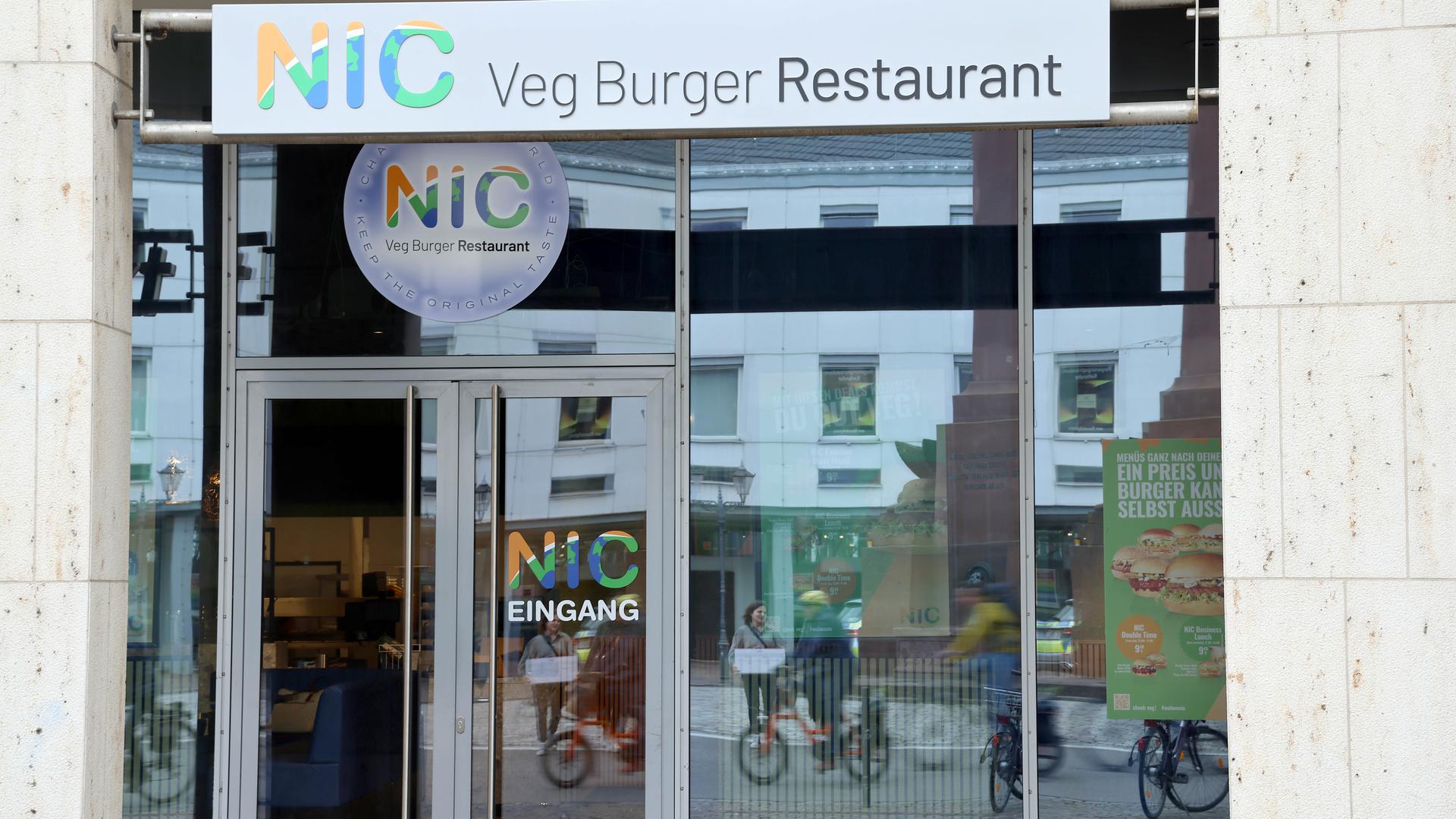 Die vegane Burger-Filiale Nic ist wieder geschlossen. Eröffnet wurde der Laden im Ettlinger Tor Center erst im Dezember 2022. 
