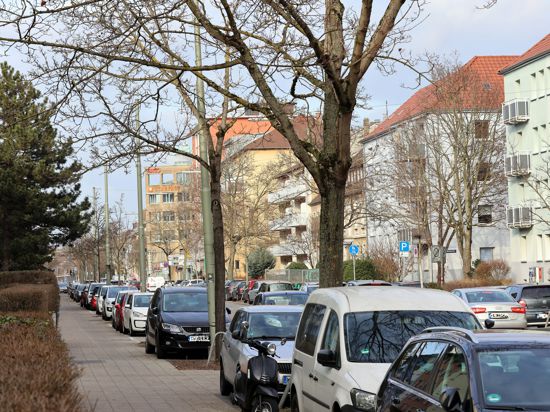 Parkende Autos in der Reinhold-Frank-Straße.