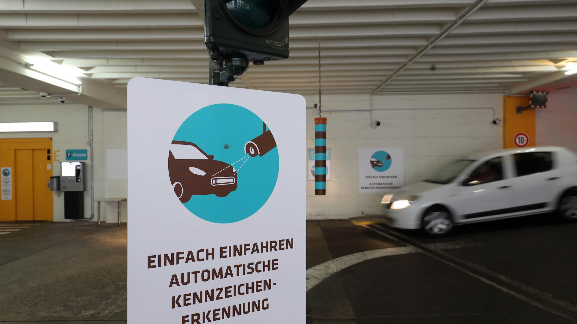 Ohne Schranke und Ticket direkt ins Zirkel-Parkhaus in Karlsruhe
