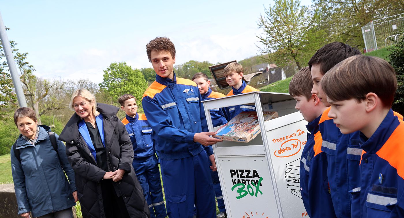 Bürgermeisterin Bettina Lisbach (Grüne) und Hohenwettersbacher Ortsvorsteherin Elke Ernemann (von links) freuen sich gemeinsam mit den Mitgliedern der Jugendfeuerwehr Hohenwettersbach über die Inbetriebnahme der „Pizza-Karton-Box“ im Lustgarten.