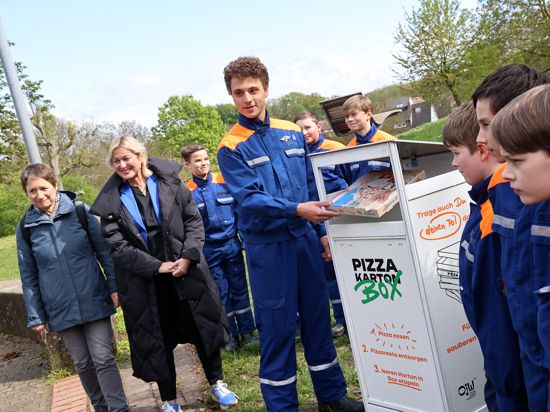 Bürgermeisterin Bettina Lisbach (Grüne) und Hohenwettersbacher Ortsvorsteherin Elke Ernemann (von links) freuen sich gemeinsam mit den Mitgliedern der Jugendfeuerwehr Hohenwettersbach über die Inbetriebnahme der „Pizza-Karton-Box“ im Lustgarten.