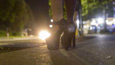 Prekäre Arbeitsbedingungen: Die nächtliche Tätigkeit auf dem Straßenstrich – im Bild die Ottostraße – ist für Prostituierte mit Gefahren und Zumutungen verbunden. Jetzt soll es darüber eine Debatte im Gemeinderat geben.