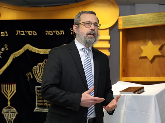 Versteht sich auch als Vermittler: Der Karlsruher Rabbiner Mordechai Mendelson erklärt Menschen verschiedener Konfessionen die Hintergründe des jüdischen Glaubens. 
