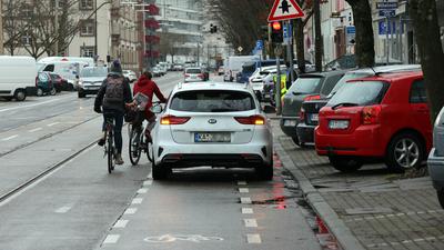 Schlechte Parkmoral: Die Fahrer behindernd abgestellter Autos – hier ein Beispiel aus der Baumeisterstraße – sollte die Stadt nach Vorstellungen der Grünen im Gemeinderat stärker als bisher in die Schranken weisen.