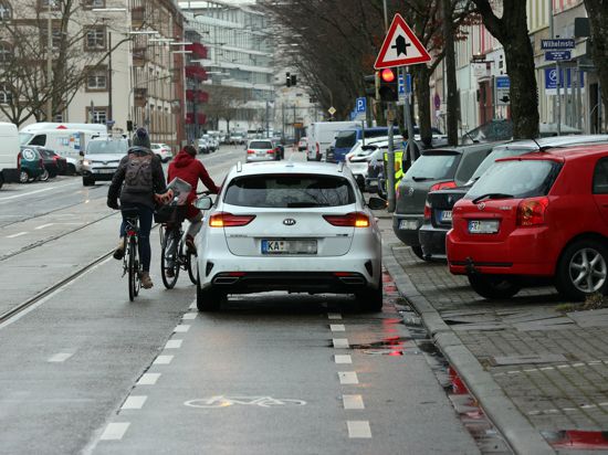 Schlechte Parkmoral: Die Fahrer behindernd abgestellter Autos – hier ein Beispiel aus der Baumeisterstraße – sollte die Stadt nach Vorstellungen der Grünen im Gemeinderat stärker als bisher in die Schranken weisen.