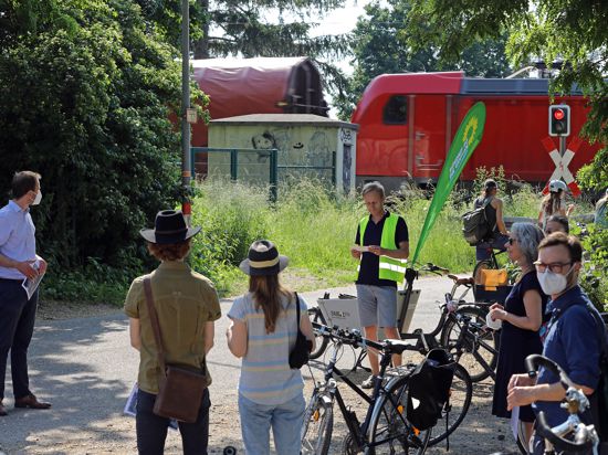 11.06.2021  Exkursion zu möglichen Trassen für den Radschnellweg Karlsruhe -Ettlingen, Treffpunkt zur Exkursion in den Rüppurrer Wiesen / Brunnenstückweg am Bahnübergang , mit Jens Goerisch (gelbe Weste).