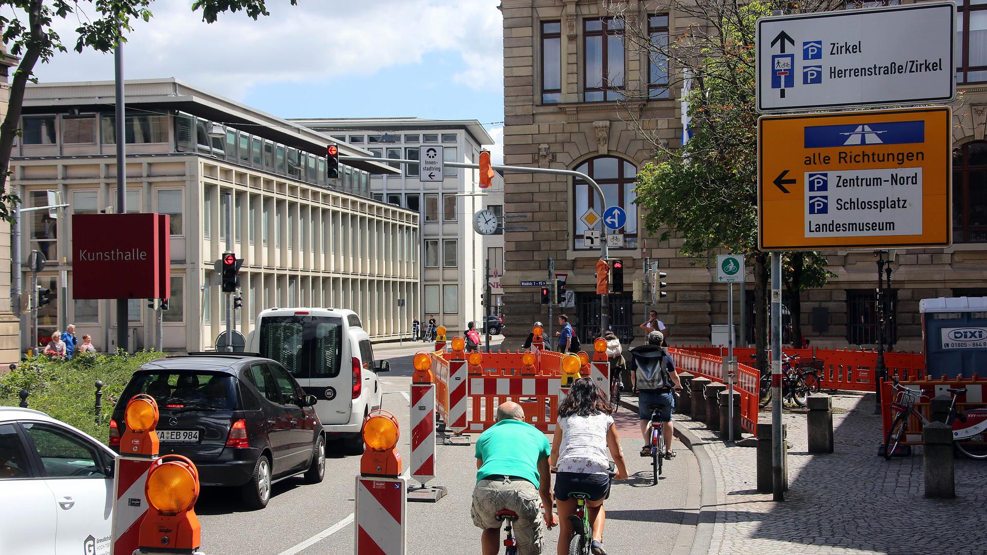 Radfahrer und Autos an der Einmündung der Waldstraße in die Hans-Thoma-Straße