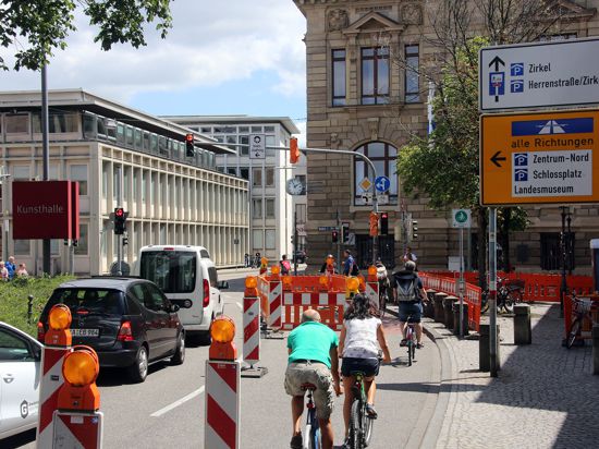Radfahrer und Autos an der Einmündung der Waldstraße in die Hans-Thoma-Straße