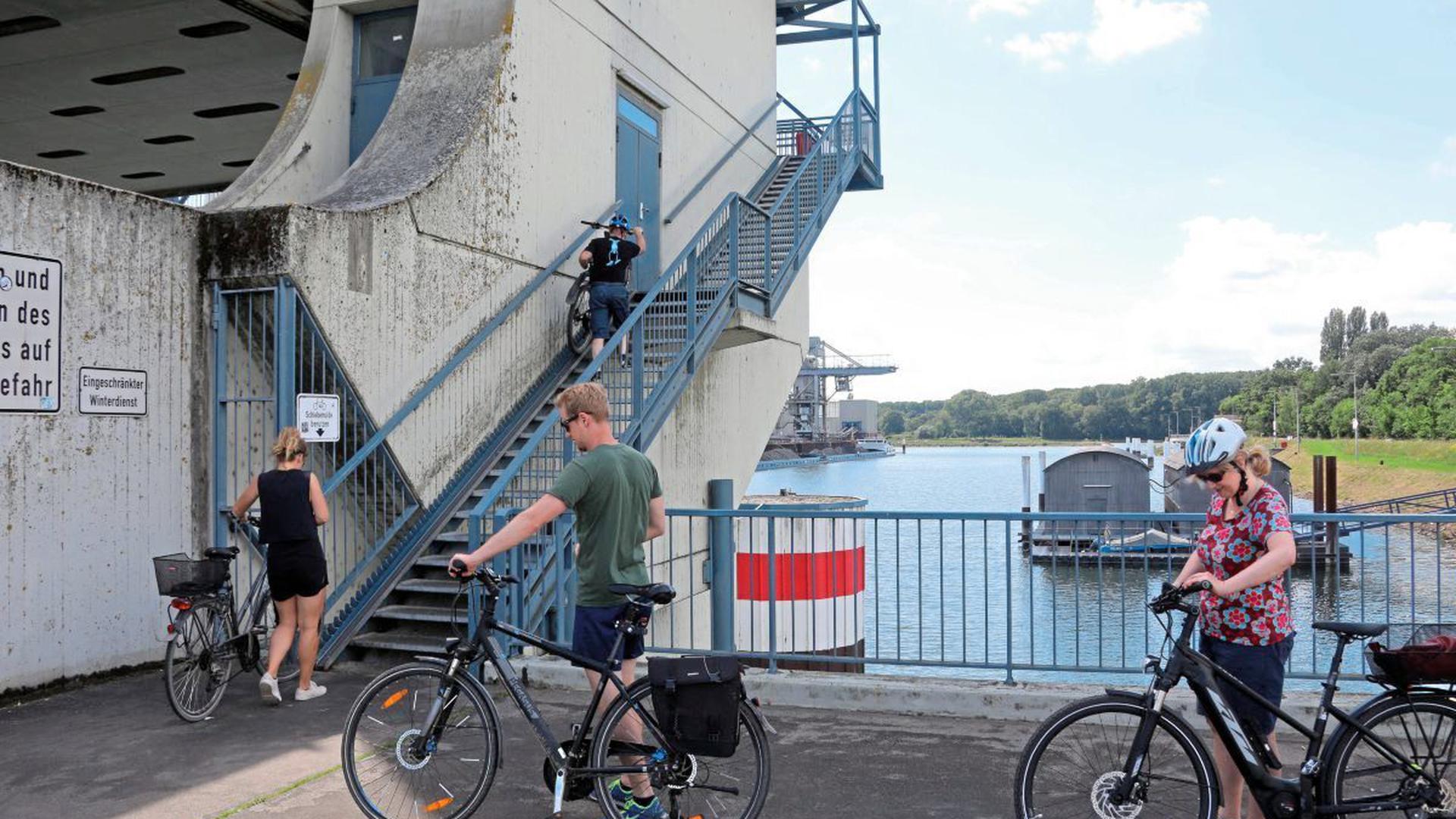 Das Hafensperrtor in Karlsruhe ist für viele Radler eine hohe Hürde.