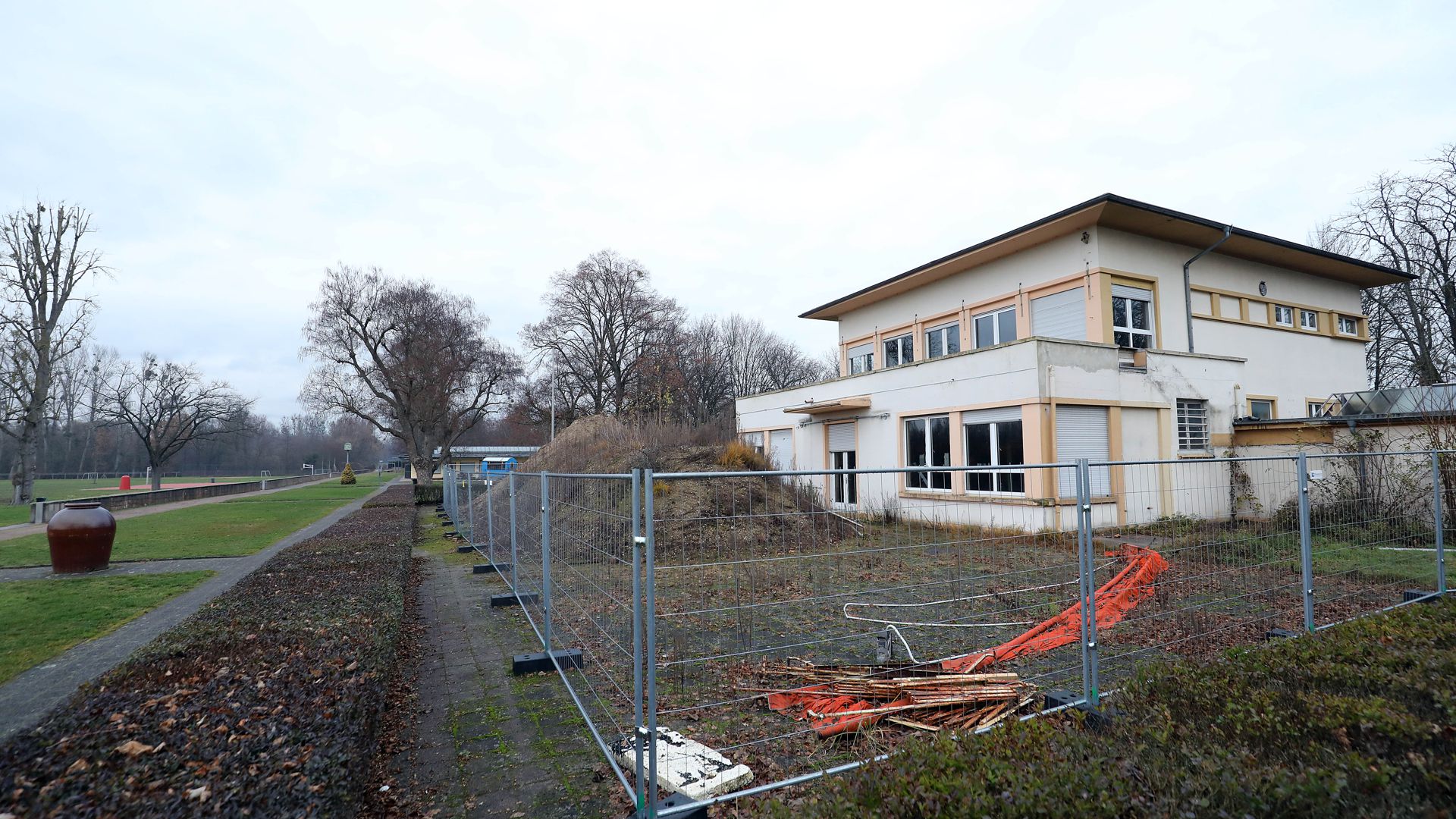 Aufwendige Sanierung: Das Restaurant des Rheinstrandbads Rappenwört wird für Millionen in Schuss gebracht. Im nächsten Jahr öffnet es allerdings noch nicht.