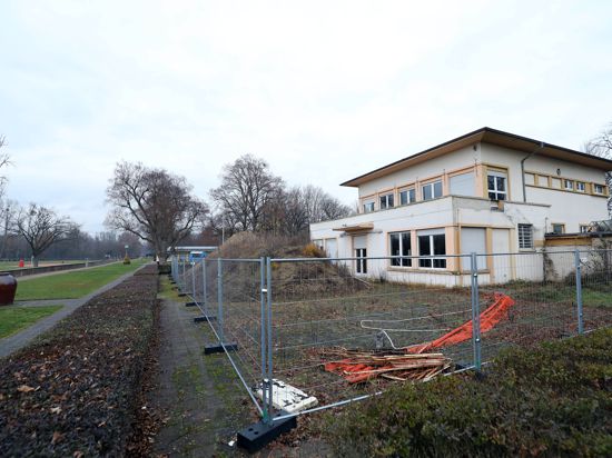 Aufwendige Sanierung: Das Restaurant des Rheinstrandbads Rappenwört wird für Millionen in Schuss gebracht. Im nächsten Jahr öffnet es allerdings noch nicht.