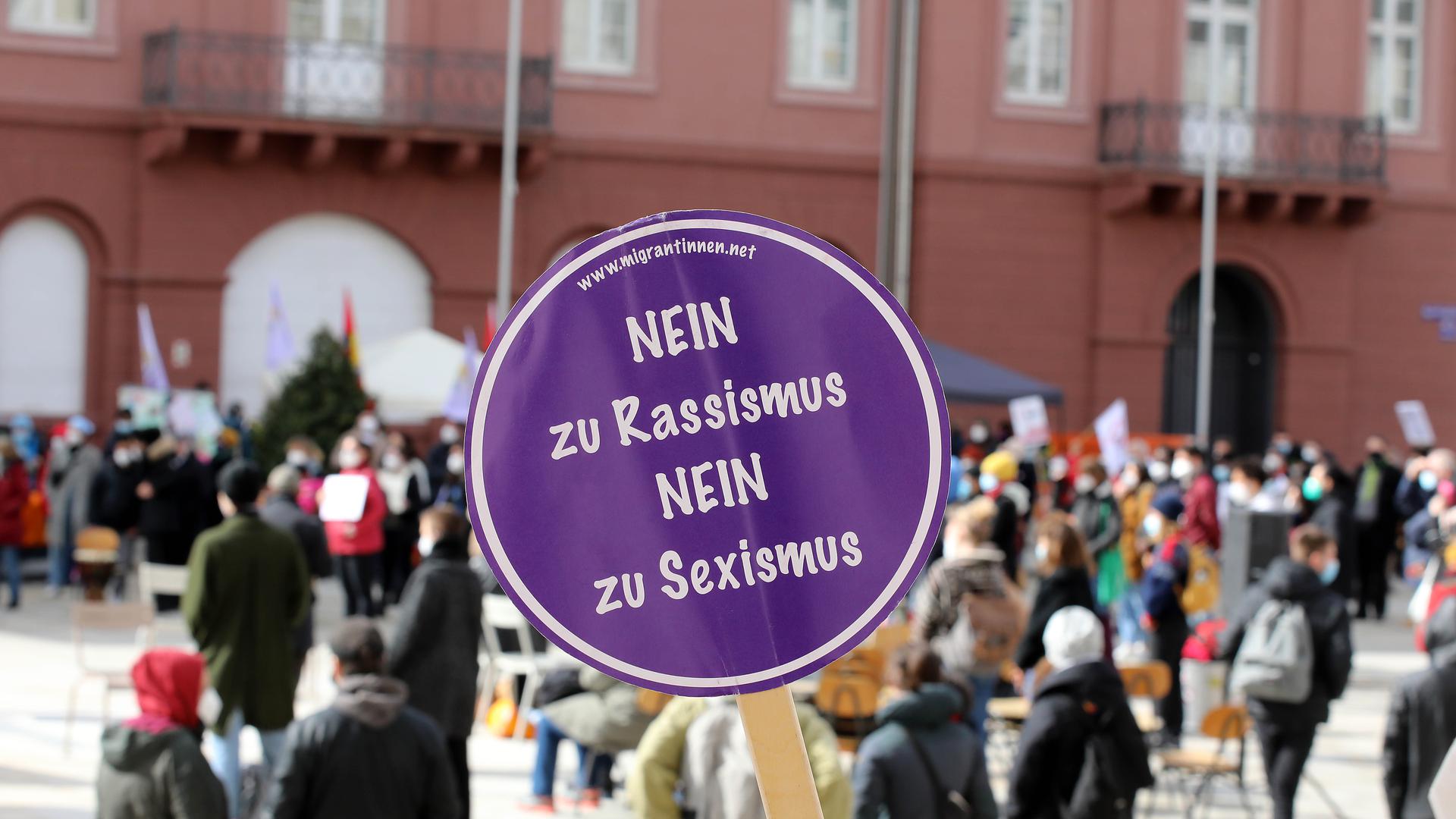 Kundgebung gegen Rassismus auf dem Karlsruher Marktplatz