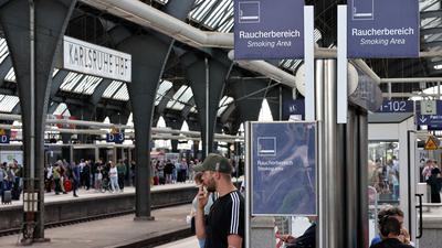 Raucher-Reservat: Wer ohne Nikotin-Dosis nicht kann, der muss am Karlsruher Hauptbahnhof exakt ausgeschilderte Zonen aufsuchen, bevor er seine Zigarette entzündet.