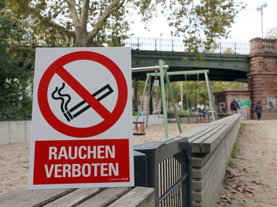 Am Spielplatz beim Sonntagplatz an der Hirschbrücke weist ein Hinweisschild auf das Rauchverbot hin. 