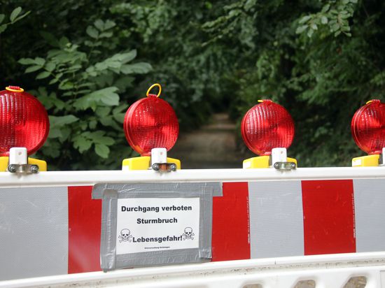 Verbarrikadiert: Die Stadt hat den Zugang zum Grötzinger Hohlweg Ringelberghohl gesperrt und warnt vor dem Durchgang.