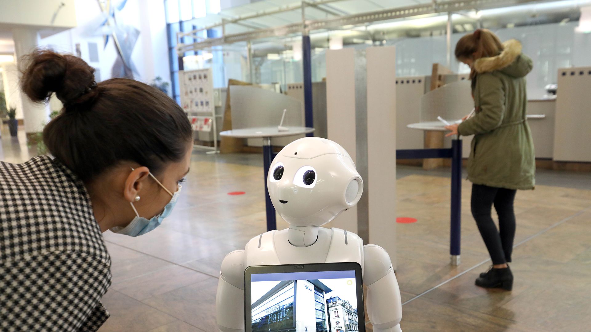 Der Roboter als Bankangestellter: In einer Filiale der BBBank in Karlsruhe empfängt „Gotthold“ die Kunden. Auch in anderen Bereichen des Karlsruher Alltagslebens kann man inzwischen Robotern begegnen.