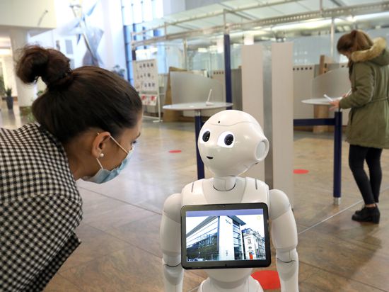 Der Roboter als Bankangestellter: In einer Filiale der BBBank in Karlsruhe empfängt „Gotthold“ die Kunden. Auch in anderen Bereichen des Karlsruher Alltagslebens kann man inzwischen Robotern begegnen.
