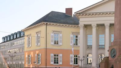 Städtebauliches Kleinod: Das Markgräfliche Palais am Rondellplatz gilt als besonders markantes Beispiel für den Stil des Klassizisten Friedrich Weinbrenner.