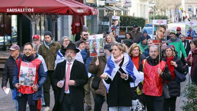 Demo für die Entführten: Rund 40 Menschen haben am Sonntag in Karlsruhe ein Zeichen für die im Gazastreifen festgehaltenen Geiseln gesetzt.
