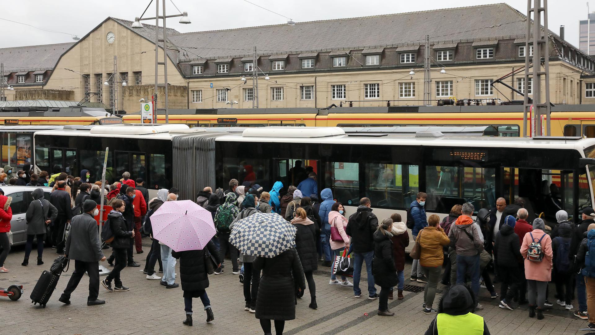 Großer Andrang: Auch außerhalb der großen Pendlerströme morgens und abends sind die Busse des Schienenersatzverkehrs in Karlsruhe stark nachgefragt.