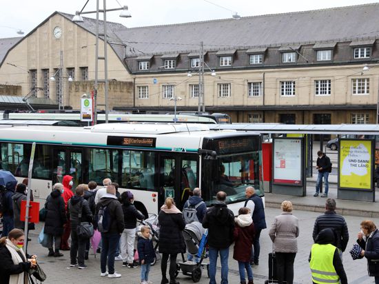 Rechtliche Aufarbeitung: Die AVG prüft derzeit, ob Schadensersatzansprüche gegen ein Busunternehmen bestehen, das in den Herbstferien den Schienenersatzverkehr in Karlsruhe ausführen sollte.