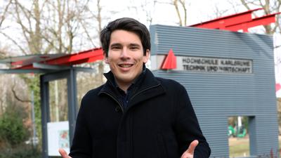 Alexander Salomon, Landtagskandidat der Grünen im Wahlkreis Karlsruhe II, vor der Hochschule Technik und Wirtschaft.