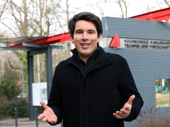 Alexander Salomon, Landtagskandidat der Grünen im Wahlkreis Karlsruhe II, vor der Hochschule Technik und Wirtschaft.