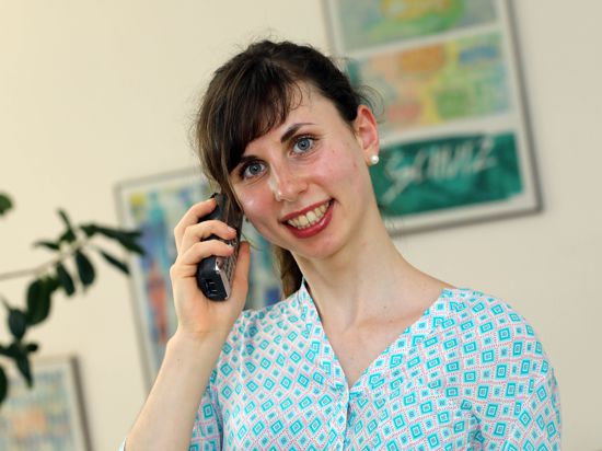 Julia Sauter arbeitet ehrenamtlich für den Kinderschutzbund Karlsruhe. Sie berät junge Leute am Sorgentelefon „Nummer gegen Kummer“ und Eltern am Elterntelefon und lässt neue Teammitglieder hospitieren. Dafür erhält sie den Jugenddiakoniepreis 2021.