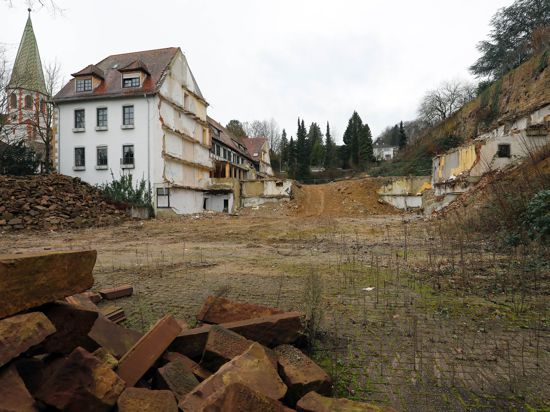 Ruiniert: Der Anblick des Schlosses Augustenburg in Grötzingen ist auf der Rückseite bald zwei Jahre ruiniert. Die Seitenflügel wurden abgebrochen. Die Matschzone reicht bis zur Mauer (links), die den Hang des Augustenbergs stützt.