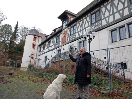 Der Putz bröckelt:  Der historische Frontbau des ältesten Schlossbaus von Karlsruhe steht leer und ist der Witterung ausgesetzt. Jutta Leyendecker, hier mit ihrem Hund Alba, moniert die Zustände.