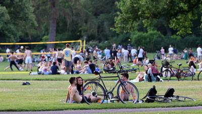 Am 15. Juni 2022 ist der Karlsruher Schlossgarten um 21 Uhr voller vorwiegend junger Menschen. Die Hitze des Tages klingt ab, der nächste Tag ist Fronleichnam.
